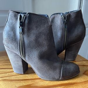 Size 7 Carlos Santana brown booties